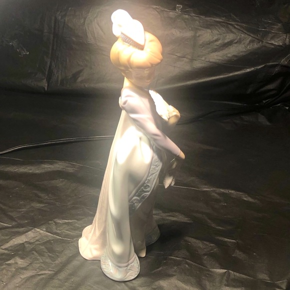 Lladro Lady with fan 8” excellent condition # 6117 vintage - Picture 3 of 11